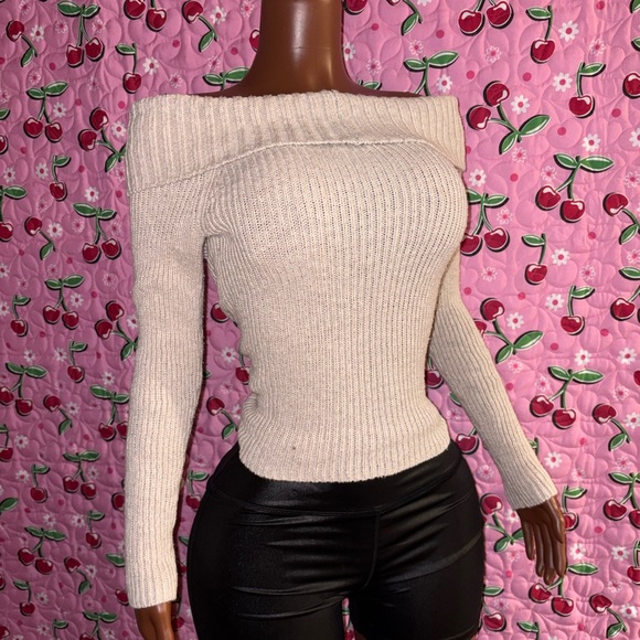 Hollister Off-Shoulder Beige Sweater - Picture 7 of 7